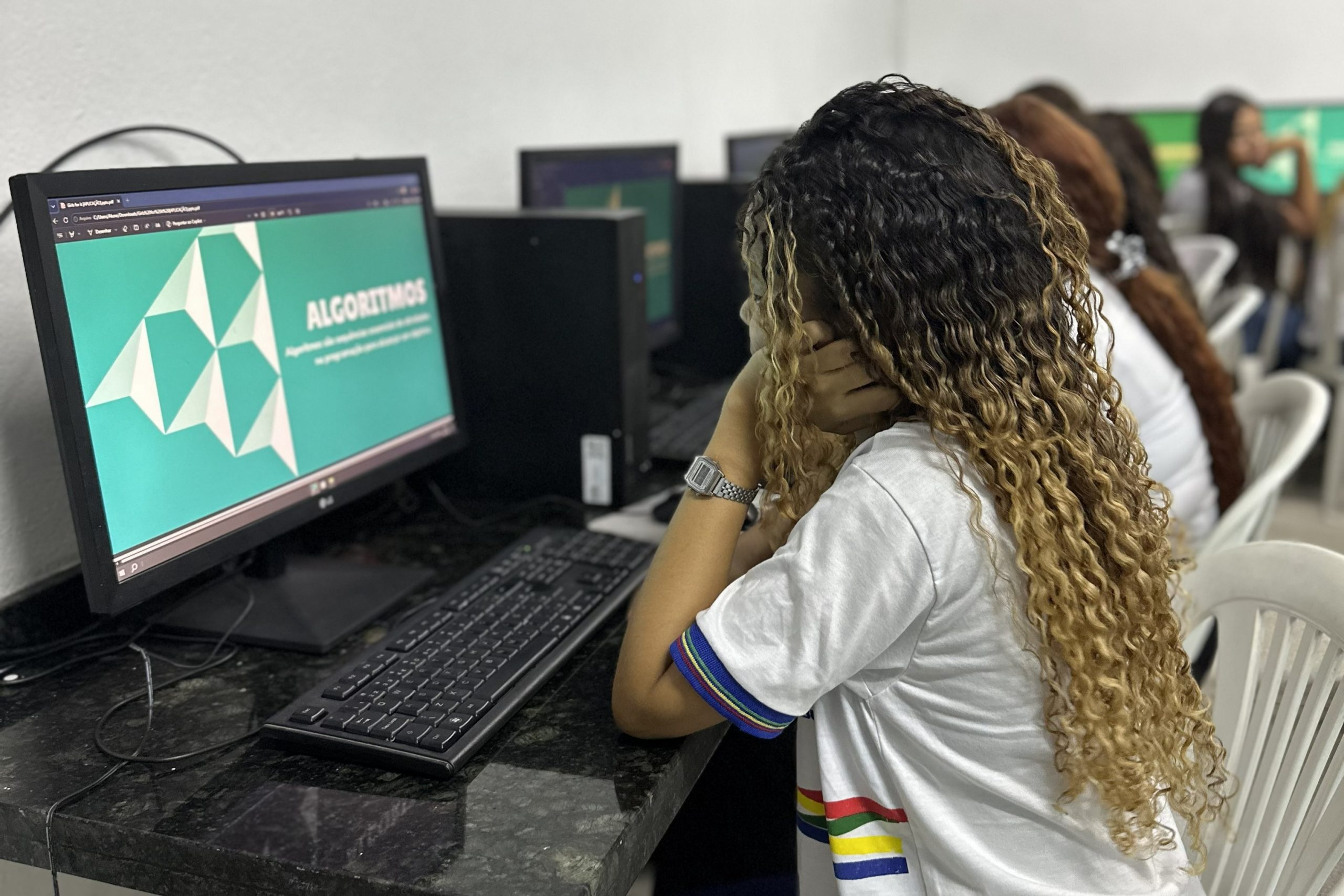 Girl for IT, programa realizado pela ONG JA Pernambuco, desperta o interesse de jovens na área de tecnologia