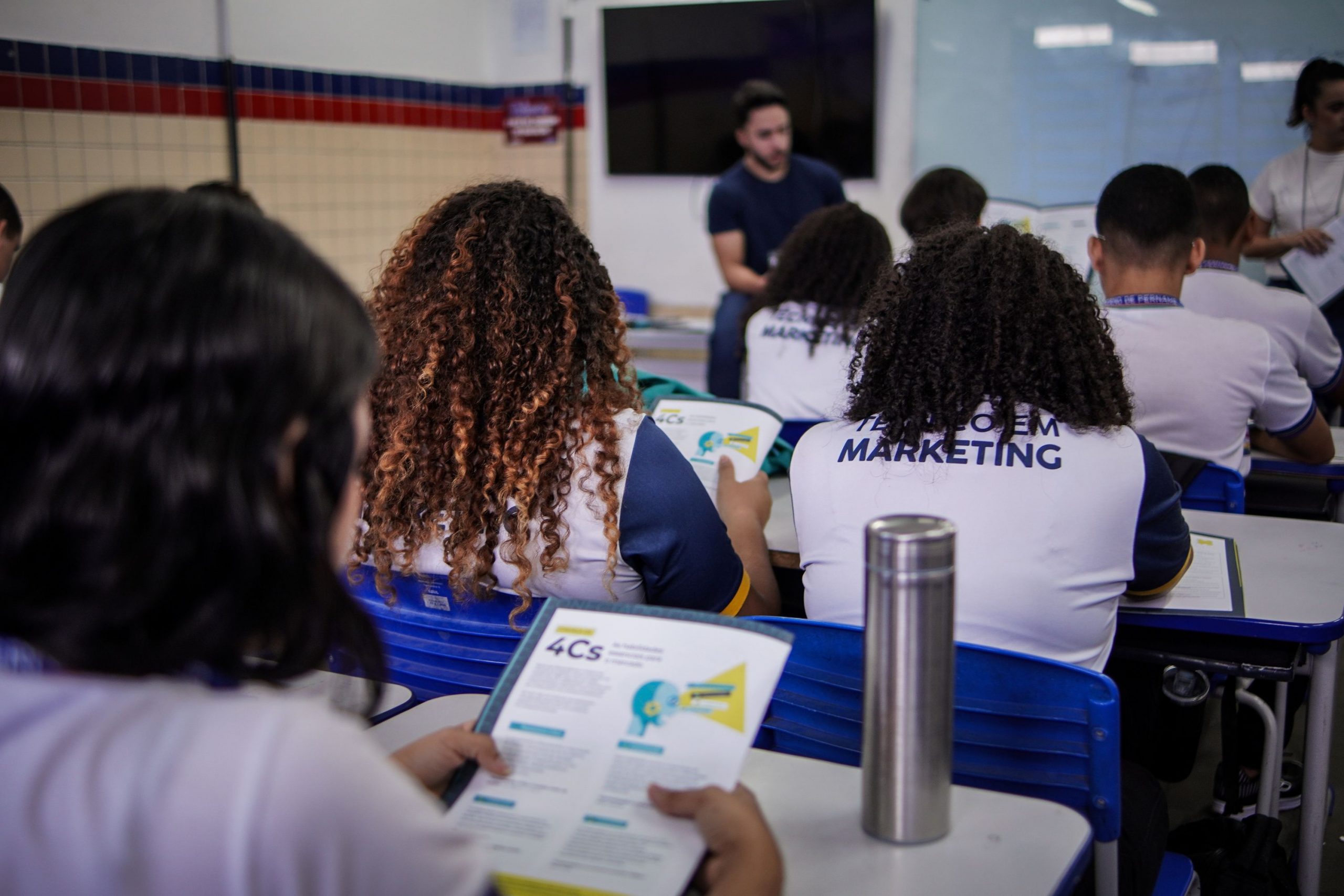 Executivos na Escola: ONG recruta líderes de empresas para compartilhar suas experiências em sala de aula