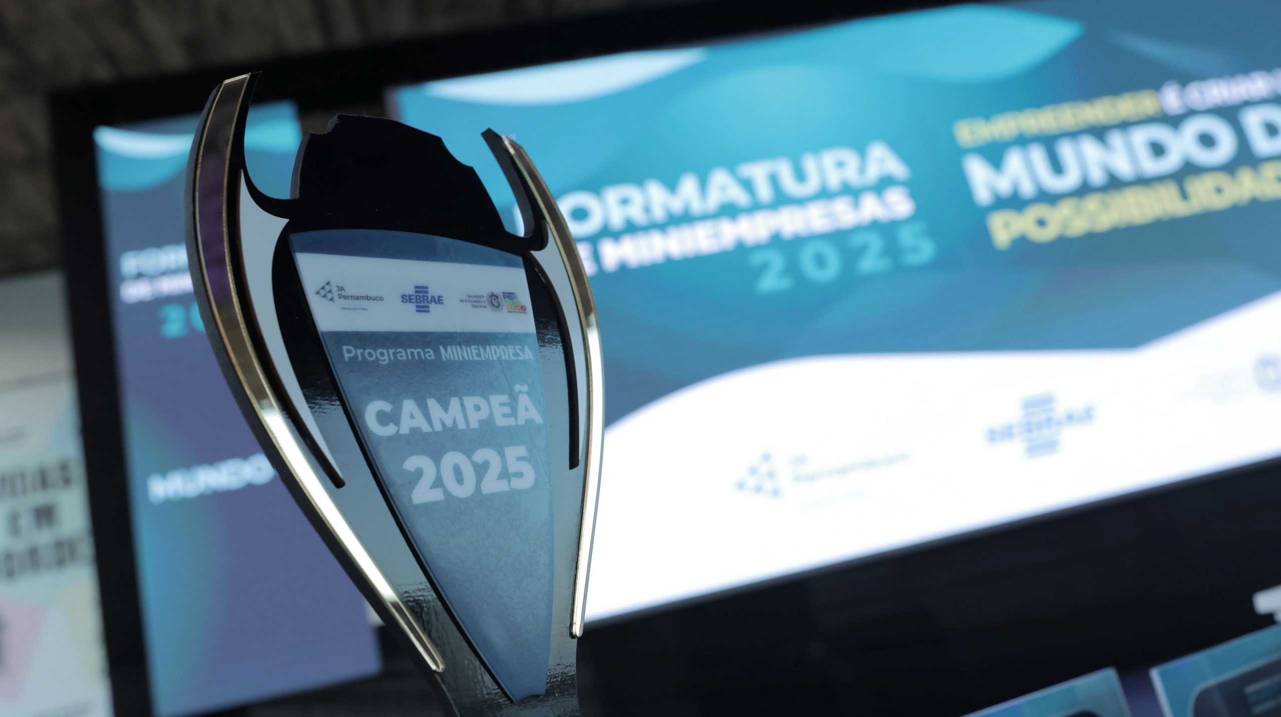 700 estudantes da rede pública estadual concluem o programa Miniempresa, da ONG Junior Achievement Pernambuco